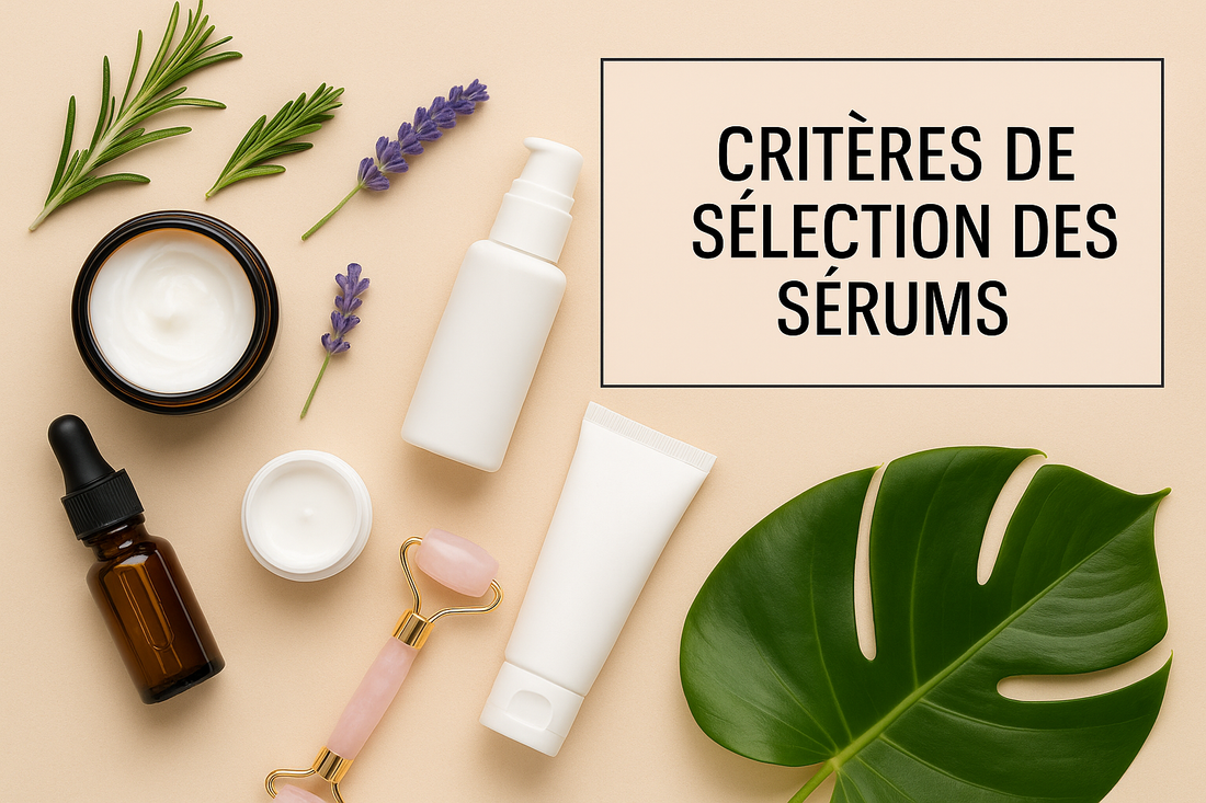 Flacons de sérums, crème et accessoires skincare disposés sur fond beige avec des plantes et la mention 'Critères de sélection des sérums
