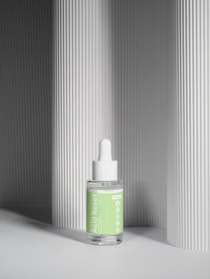 Visuel complémentaire d’Acid Reset de Luminesse Paris, soin exfoliant visage à l’acide lactique.