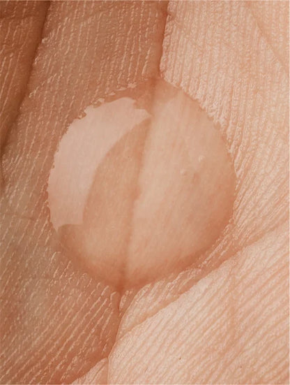 Visuel associé à Aqua Surge de Luminesse Paris, gel hydratant pour le visage destiné notamment aux peaux déshydratées. L’image complète la présentation du soin à l’acide hyaluronique multi-poids et au Sodium PCA, conçu pour s’intégrer avant le sérum ou comme hydratant léger.