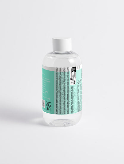 Visuel associé à Crystal Renew de Luminesse Paris, tonique exfoliant pour le visage formulé avec 5 % d’acide glycolique. Image de présentation du soin utilisé le soir pour exfolier la surface de la peau, avec bétaïne, Sodium PCA, extraits de canneberge et d’airelle rouge.