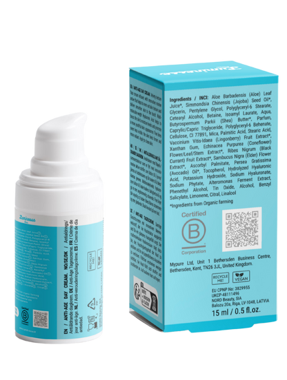 Vue arrière de Daily Shield n°11 de Luminesse Paris avec son flacon pompe de 15 ml et son étui turquoise sur fond transparent. Le dos du packaging affiche la liste INCI, les informations d’utilisation, un QR code, la certification B Corporation, le pictogramme Vegan et les consignes de recyclage.