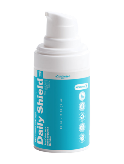 Packshot détouré de Daily Shield n°11 de Luminesse Paris, crème de jour en flacon pompe blanc de 15 ml avec étiquette turquoise. Le produit est présenté seul sur fond transparent ; la mention Morning ainsi que le jus d’aloe vera, l’huile de jojoba et la bétaïne sont visibles sur le packaging.