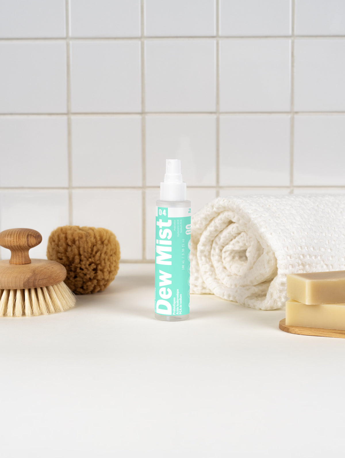 Image complémentaire de Dew Mist, brume hydratante pour le visage de Luminesse Paris.