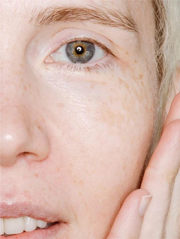 Visuel complémentaire consacré à Dew Mist, brume visage hydratante de Luminesse Paris.