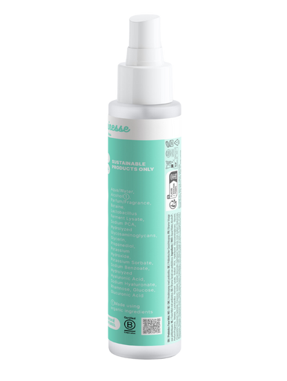 Vue arrière de Dew Mist n°04 de Luminesse Paris, brume visage en flacon spray blanc avec étiquette turquoise. Le dos du packaging affiche la liste INCI, dont Lactobacillus Ferment Lysate, Sodium PCA et acide hyaluronique, ainsi qu’un QR code, la certification B Corporation et les informations de recyclage.
