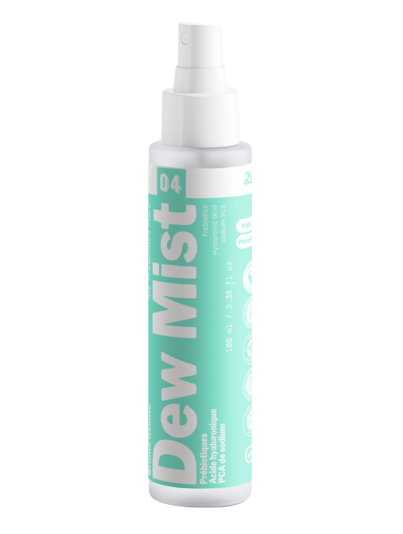 Packshot détouré de Dew Mist n°04 de Luminesse Paris, brume visage en flacon spray blanc de 100 ml avec étiquette turquoise. Le produit est présenté seul sur fond transparent ; les mentions prébiotiques, acide hyaluronique, PCA de sodium ainsi que Morning et Night sont visibles sur le packaging.