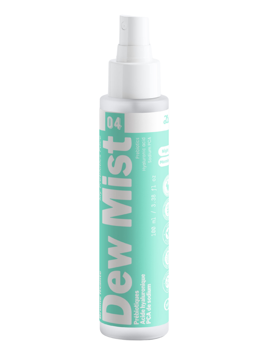 Packshot détouré de Dew Mist n°04 de Luminesse Paris, brume visage en flacon spray blanc de 100 ml avec étiquette turquoise. Le produit est présenté seul sur fond transparent ; les mentions prébiotiques, acide hyaluronique, PCA de sodium ainsi que Morning et Night sont visibles sur le packaging.