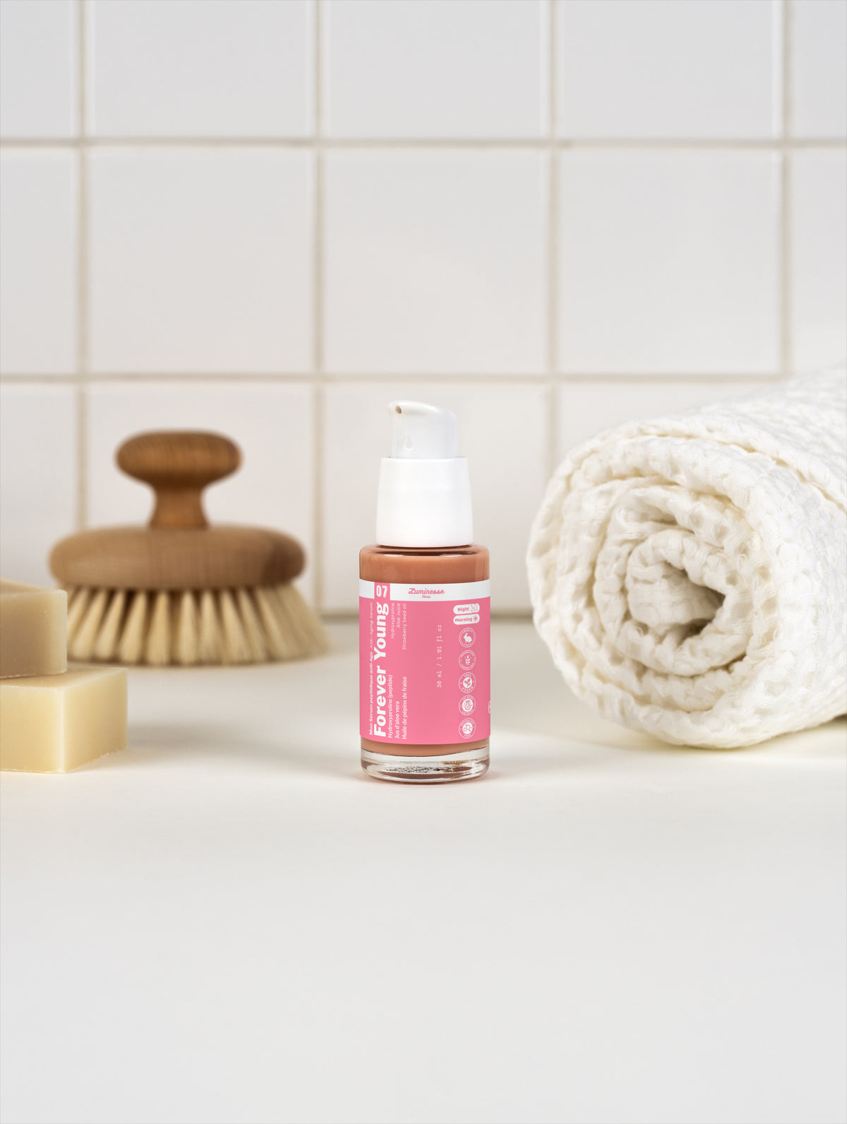Illustration complémentaire de Forever Young, soin visage aux peptides de Luminesse Paris.