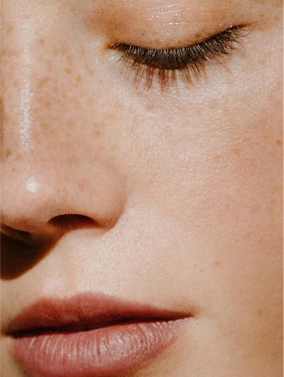 Visuel complémentaire de Golden Hour de Luminesse Paris, stick solaire visage sans teinte SPF 50.