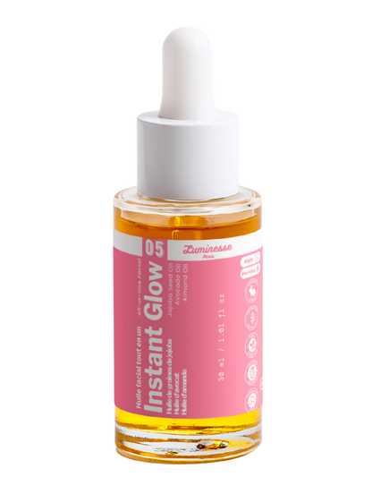 Packshot détouré d’Instant Glow n°05 de Luminesse Paris, huile visage en flacon compte-gouttes de 30 ml contenant une huile dorée. L’étiquette rose mentionne notamment les huiles de jojoba, avocat et amande ainsi que les pictogrammes Morning et Night.