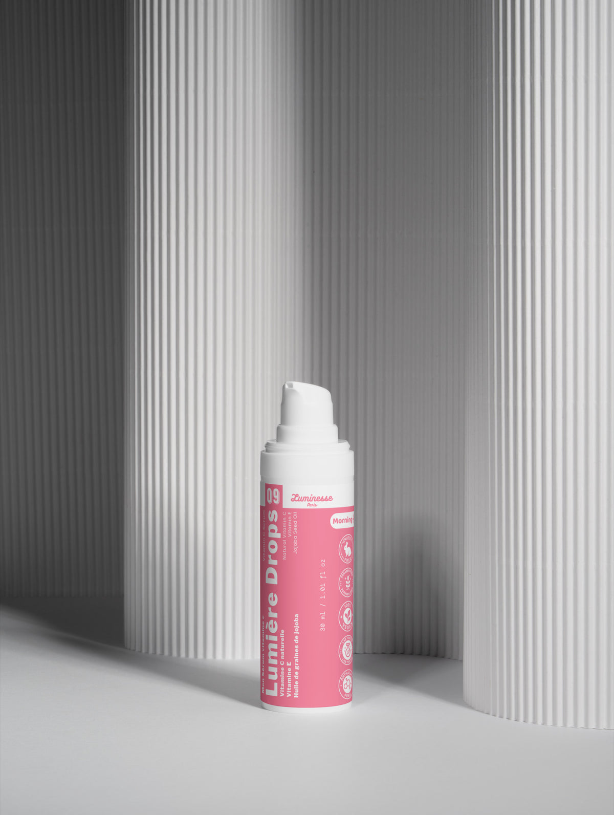 Visuel complémentaire consacré à Lumière Drops de Luminesse Paris et à son sérum visage à la vitamine C.