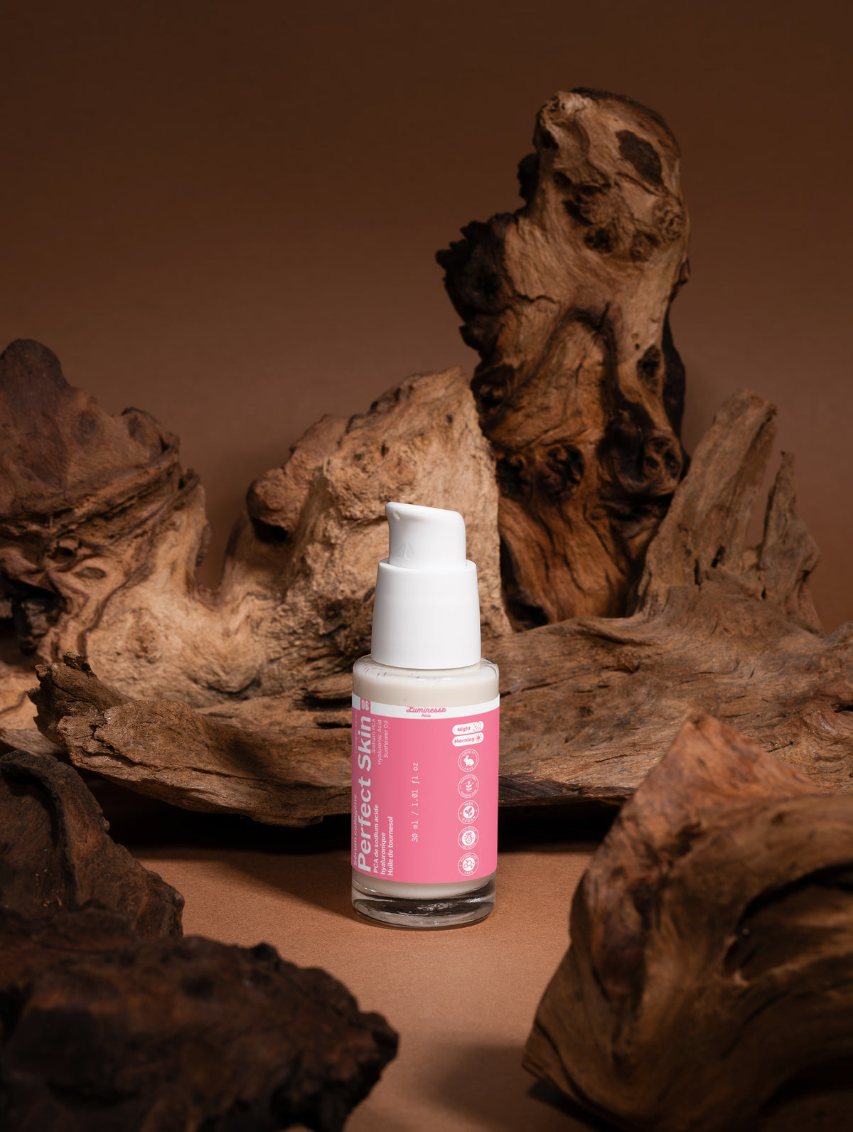 Visuel de galerie associé à Perfect Skin, sérum hydratant visage de Luminesse Paris.