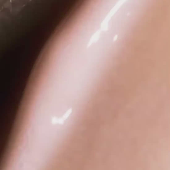 Présentation vidéo de Forever Young, sérum visage anti-âge aux peptides de Luminesse Paris.