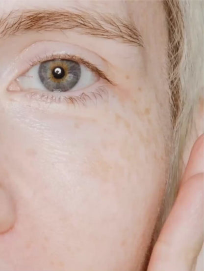 Présentation vidéo de Dew Mist, brume visage prébiotique hydratante de Luminesse Paris.