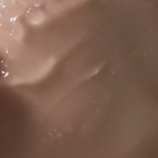 Présentation vidéo de Crystal Renew, tonique exfoliant visage à l’acide glycolique de Luminesse Paris.