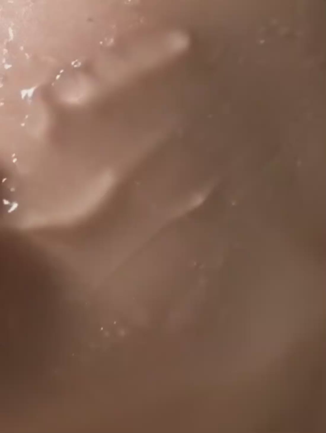 Présentation vidéo de Crystal Renew, tonique exfoliant visage à l’acide glycolique de Luminesse Paris.