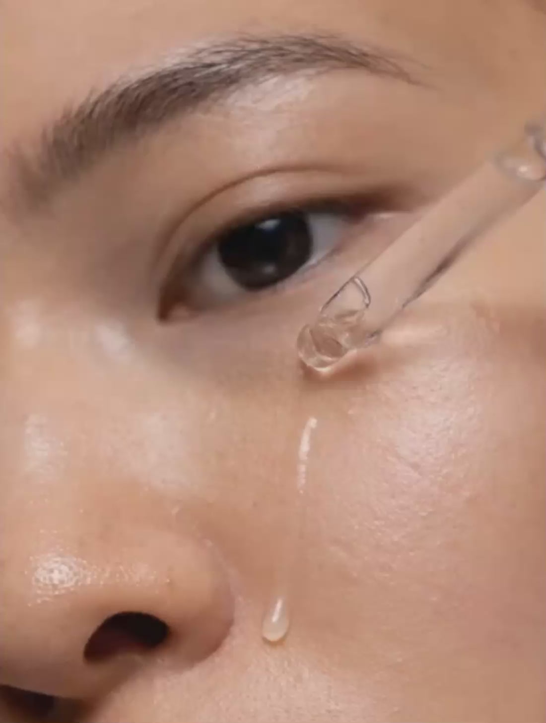 Vidéo de présentation associée à Acid Reset, peeling visage de nuit à l’acide lactique de Luminesse Paris.
