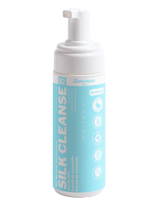 Packshot détouré de Silk Cleanse n°02 de Luminesse Paris, mousse nettoyante visage en flacon pompe blanc de 150 ml avec étiquette turquoise. Le packaging mentionne l’eau de rose, les extraits de camomille et de calendula ainsi que l’utilisation Morning.