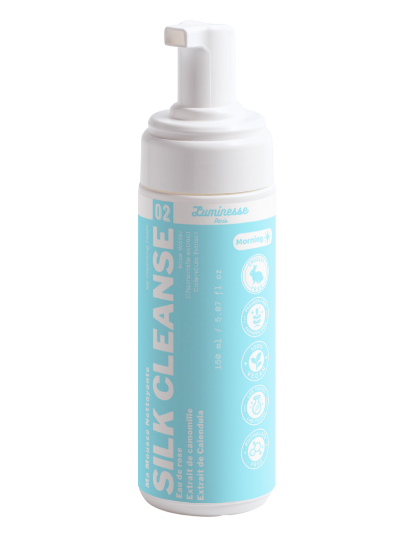 Packshot détouré de Silk Cleanse n°02 de Luminesse Paris, mousse nettoyante visage en flacon pompe blanc de 150 ml avec étiquette turquoise. Le packaging mentionne l’eau de rose, les extraits de camomille et de calendula ainsi que l’utilisation Morning.