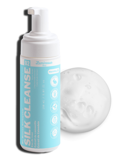 Visuel de présentation de Silk Cleanse de Luminesse Paris, mousse nettoyante douce pour le visage. L’image accompagne la fiche produit et met en contexte sa formule associant notamment eau florale de rose, camomille et calendula pour le nettoyage quotidien.