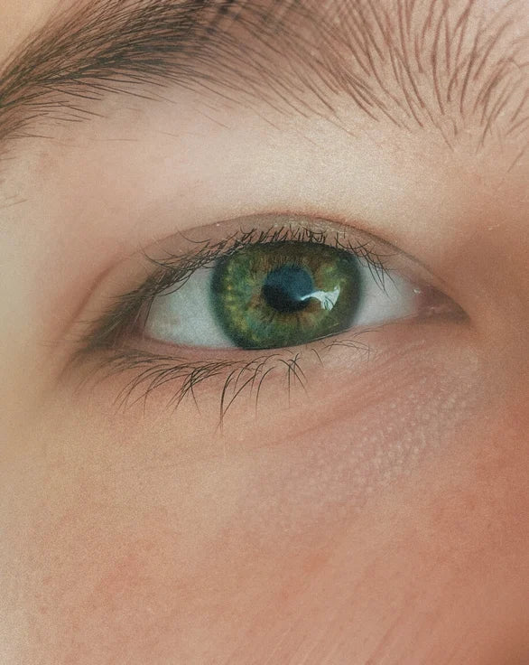 Visuel complémentaire du soin contour des yeux Time Rewind de Luminesse Paris.