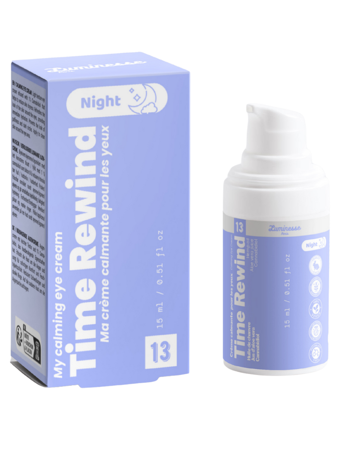 Packshot de Time Rewind n°13 de Luminesse Paris avec son étui lavande et son flacon pompe blanc de 15 ml. Le produit et la boîte sont présentés côte à côte sur fond transparent ; la mention Night et le libellé « crème calmante pour les yeux » sont visibles sur le packaging.