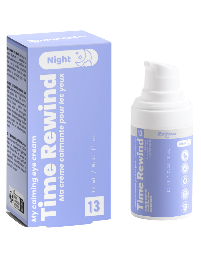 Packshot de Time Rewind n°13 de Luminesse Paris avec son étui lavande et son flacon pompe blanc de 15 ml. Le produit et la boîte sont présentés côte à côte sur fond transparent ; la mention Night et le libellé « crème calmante pour les yeux » sont visibles sur le packaging.