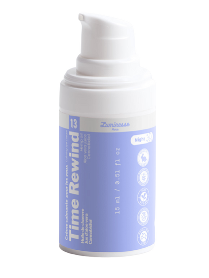 Packshot détouré de Time Rewind n°13 de Luminesse Paris, crème contour des yeux en flacon pompe blanc de 15 ml avec étiquette lavande. Le produit est présenté seul sur fond transparent ; les mentions huile de chanvre, jus d’aloe vera, cannabidiol et Night sont visibles sur le packaging.