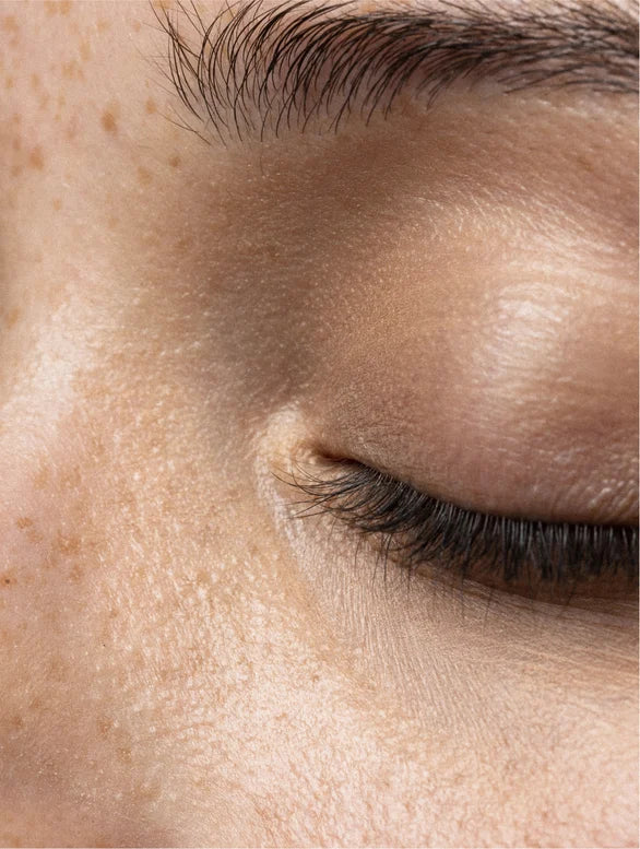 Visuel explicatif autour de Velvet Veil de Luminesse Paris, démaquillant biphasé pour le visage et les yeux.